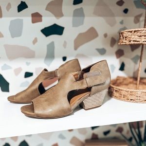 Tan Open Toe Shoes Size 9